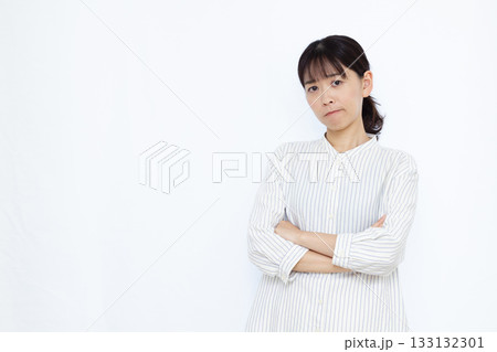 真剣に悩んでいる女性 真剣に悩んでいる女性 133132301