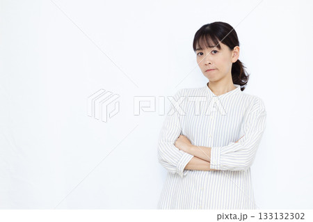 真剣に悩んでいる女性 真剣に悩んでいる女性 133132302