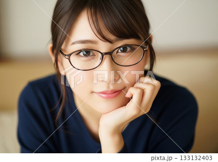 茶色のフレームのメガネをかけた知的な女性 茶色のフレームのメガネをかけた知的な女性 133132403