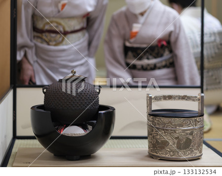 茶道における茶道具の拝見シーン - 表千家 茶道における茶道具の拝見シーン - 表千家 133132534