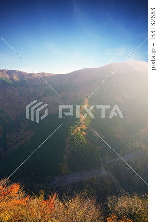 紅葉の始まった山 ナメゴ谷秋色 133132683