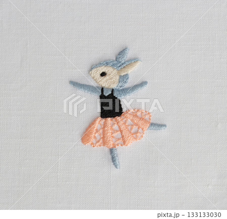 ピンクのチュチュを着てバレエを踊る水色のウサギの刺繍 133133030