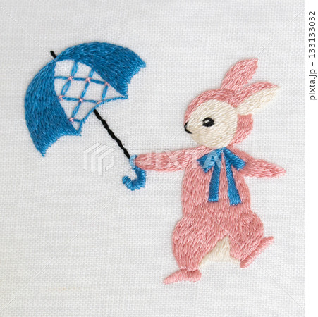 傘を持ったピンクのウサギの刺繍 133133032