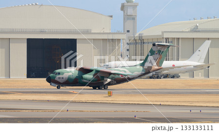 着陸した航空自衛隊C-1輸送機 133133111
