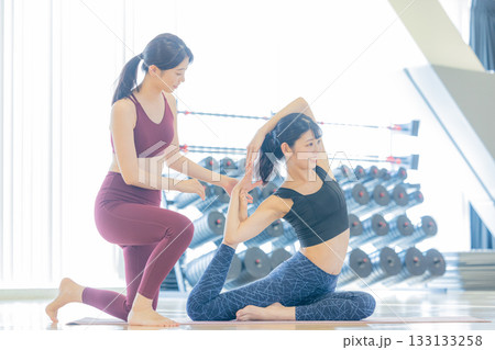 スポーツジムでストレッチをする女性 133133258