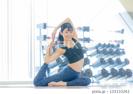 トレーニングジムでストレッチをする若い女性 133133261
