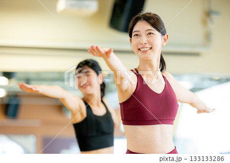 ヨガ　女性　 133133286