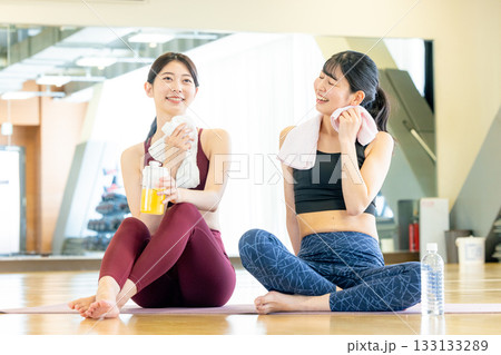 ヨガの合間に休憩をする女性 133133289