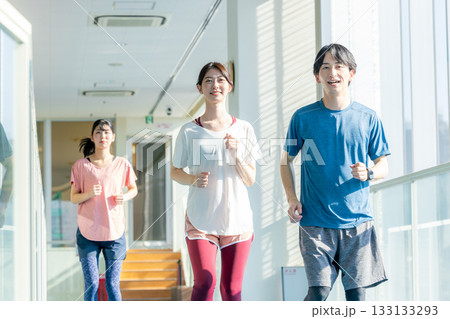 室内トラックで走る男女 133133293