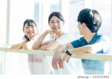 休憩　話す男女　ジム 133133303