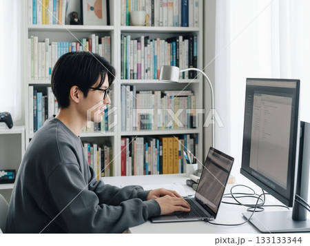 リモートワークする 若い男性 リモートワークする 若い男性 133133344