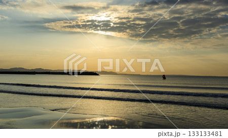 青い海と青い空と江ノ島と 133133481