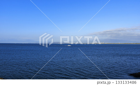 青い海と青い空と江ノ島と 133133486