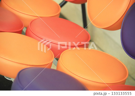 丸いクッションが並んだカラフルなソファ 133133555