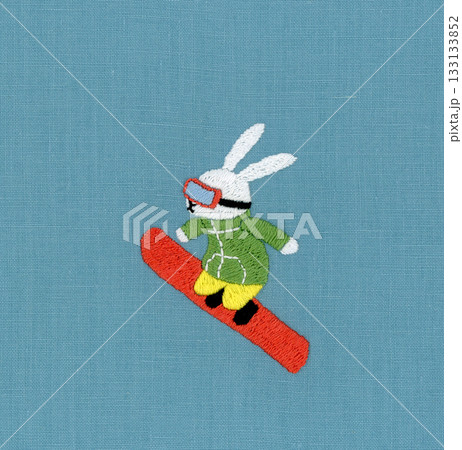 スノーボードをしている白うさぎの刺繍 133133852