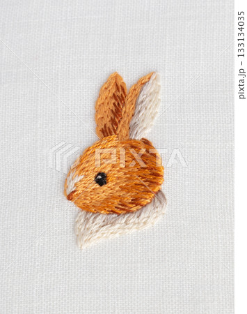 明るい茶色の横顔のウサギの刺繍 133134035