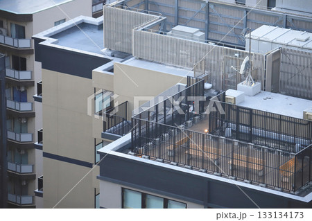 ビル群の屋上に設置された空調設備とアンテナ ビル群の屋上に設置された空調設備とアンテナ 133134173