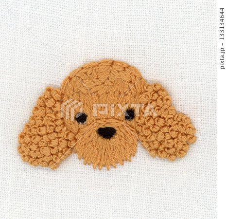 茶色いトイプードルの顔の刺繍 茶色いトイプードルの顔の刺繍 133134644