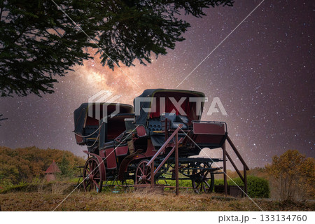古き良き時代の香りが漂う空間に佇む大きな馬車 133134760