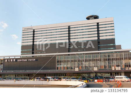 夕暮れ時の新大阪駅（大阪府大阪市） 133134795