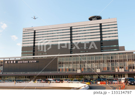 夕暮れ時の新大阪駅（大阪府大阪市） 133134797