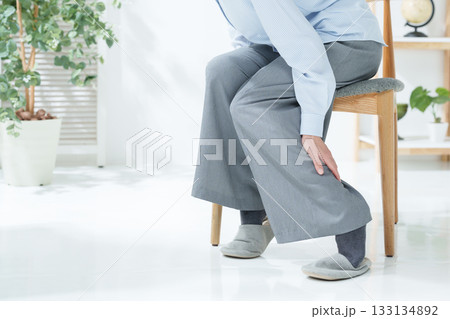 足が攣る女性 足が攣る女性 133134892