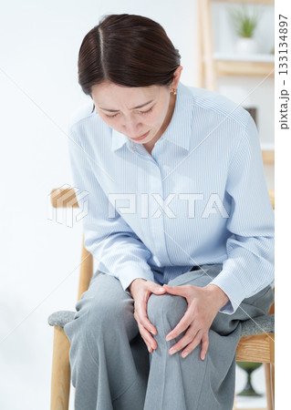 膝が痛い女性 133134897