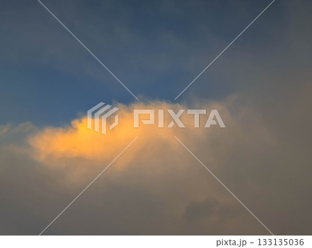 曇り空の奥の夕焼け雲 曇り空の奥の夕焼け雲 133135036