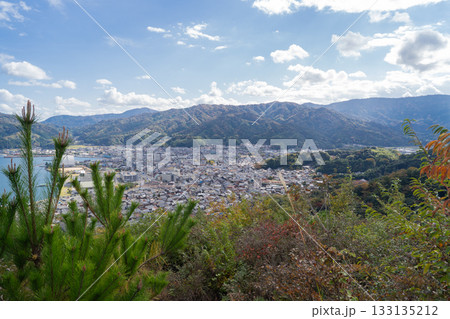 滝上山の山頂から見た宮津市街（丹後天橋立大江山国定公） 133135212