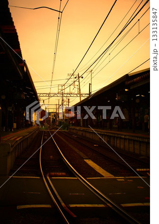 夕暮れの江ノ島電鉄の風景 長谷駅 夕暮れの江ノ島電鉄の風景 長谷駅 133135847