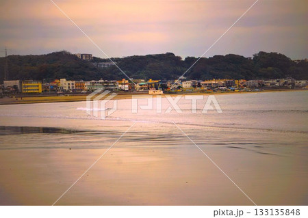夕暮れの由比ガ浜 133135848