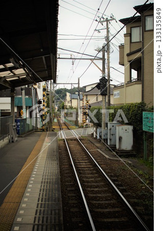 夕暮れの江ノ島電鉄の風景 由比ガ浜駅 夕暮れの江ノ島電鉄の風景 由比ガ浜駅 133135849