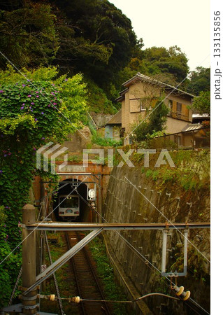 夕暮れの江ノ島電鉄の風景　極楽寺トンネル（江ノ電1000系） 133135856