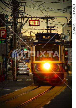 夕暮れの江ノ島電鉄の風景 腰越-江ノ島間(江ノ電10系 レトロ車両) 夕暮れの江ノ島電鉄の風景 腰越-江ノ島間(江ノ電10系 レトロ車両) 133135861