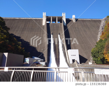 放流をしている宮ケ瀬ダム　神奈川県 133136369