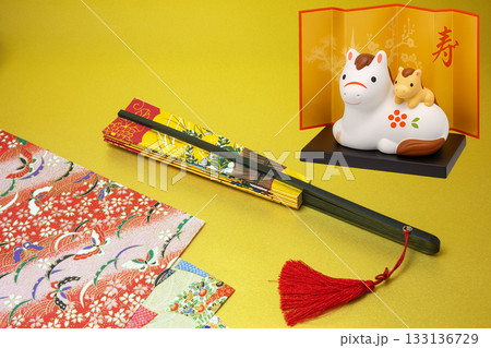 華やかな和柄文様と扇子に映える親子馬の干支置物 133136729