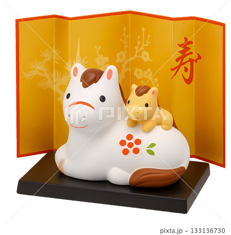 屏風を背にした親子の馬のかわいい正月飾り 133136730