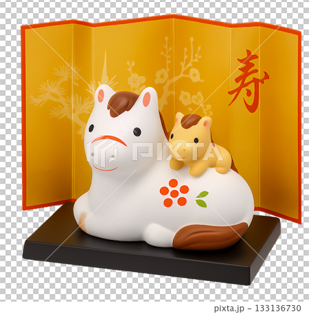 屏風を背にした親子の馬のかわいい正月飾り 133136730