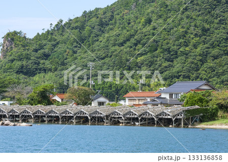 隠岐の島にある屋那の松原の舟小屋群 133136858