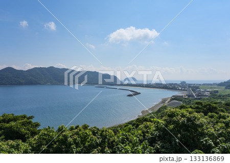 日本三大トンボロの一つである甑島のトンボロ地形 133136869