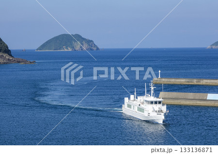 甑島の里港へ入港する九州本土からの高速船 甑島の里港へ入港する九州本土からの高速船 133136871