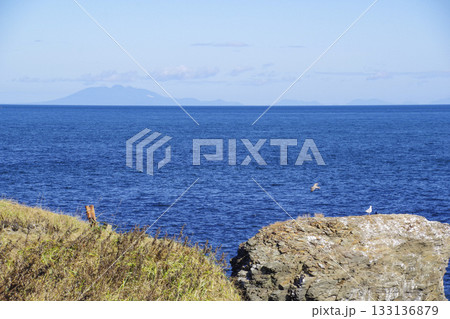 納沙布岬から眺める国後島 納沙布岬から眺める国後島 133136879