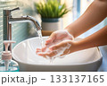 洗面所で手洗いする子供の手元 133137165