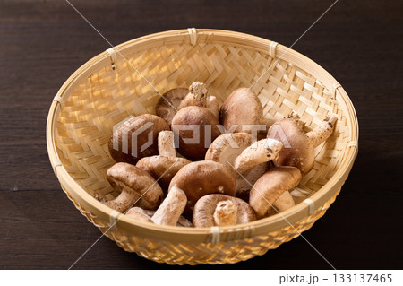 かごに盛った椎茸 かごに盛った椎茸 133137465