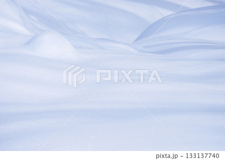 デコボコとした雪模様 133137740