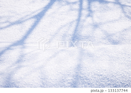 デコボコとした雪模様 133137744