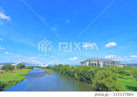 愛知県豊田市、豊田大橋と豊田スタジアムの風景 愛知県豊田市、豊田大橋と豊田スタジアムの風景 133137864