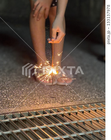 夏休みに線香花火をする子供 133137978
