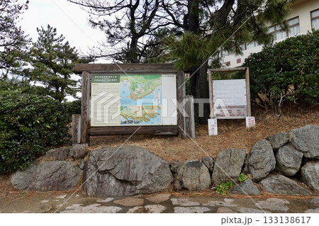 東尋坊 越前加賀海岸国定公園、天然記念物及び名勝の看板 福井県坂井市三国町 東尋坊 越前加賀海岸国定公園、天然記念物及び名勝の看板 福井県坂井市三国町 133138617