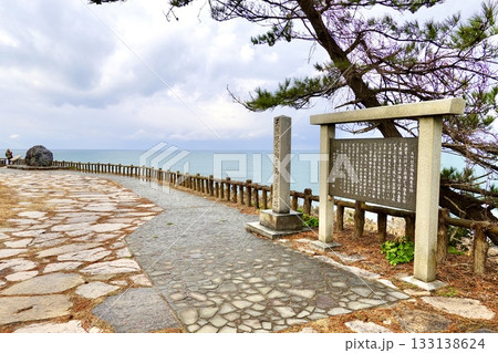 東尋坊 天然記念物及び名勝の石碑が見える風景 福井県坂井市三国町 東尋坊 天然記念物及び名勝の石碑が見える風景 福井県坂井市三国町 133138624